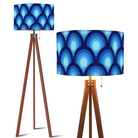 Mid-Century Modern 70s Wooden Tripod Floor Lamp: Retro Peacock Pattern